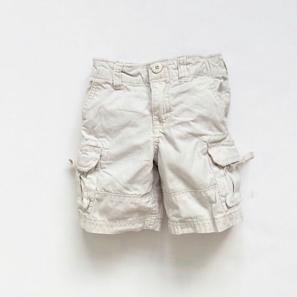 BABygap off white cargo shorts GUC 2T